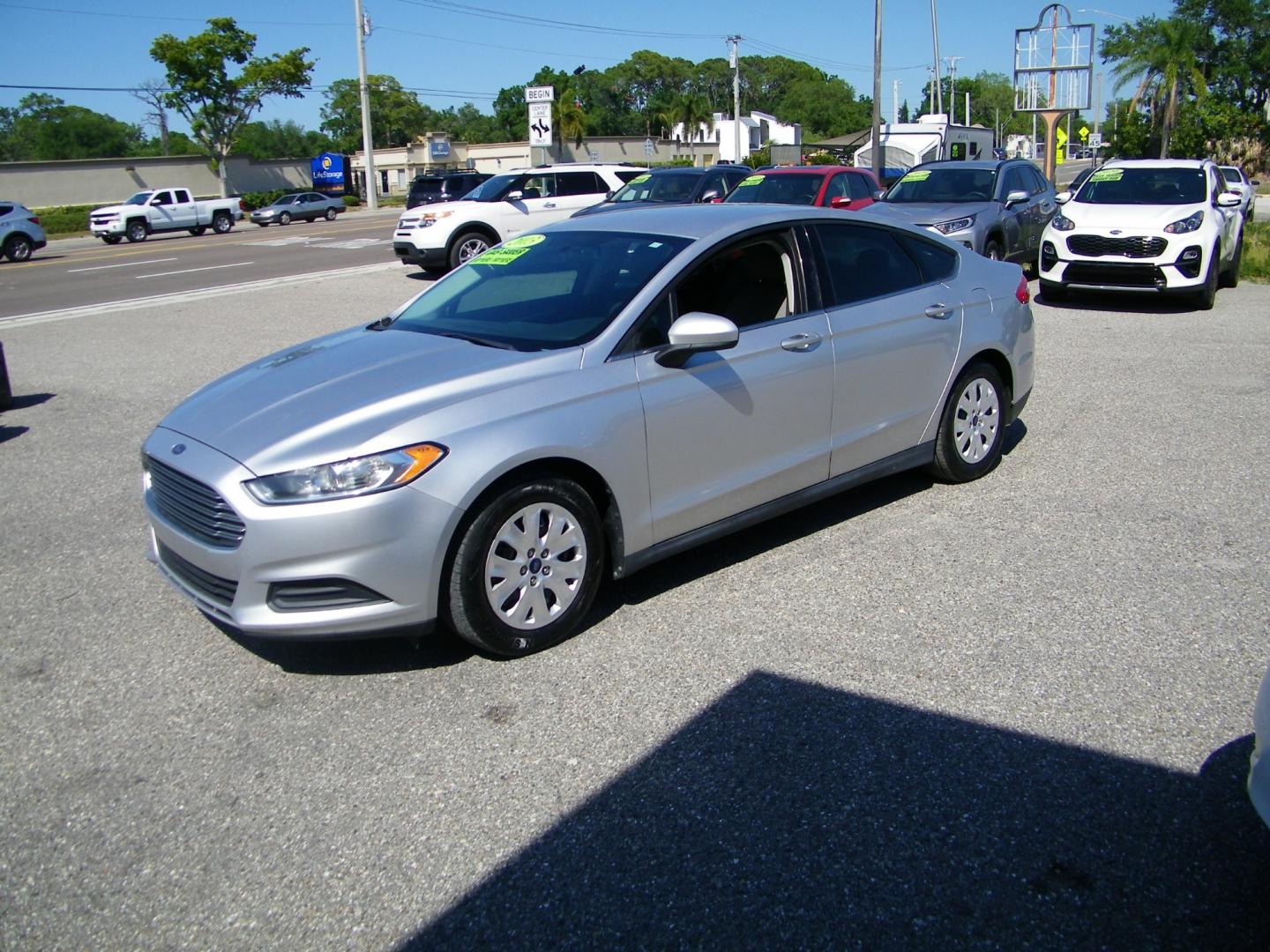 2014 Silver /Grey Ford Fusion S (1FA6P0G79E5) with an 2.5L I4 engine, Automatic transmission, located at 4000 Bee Ridge Road, Sarasota, FL, 34233, (941) 926-0300, 27.298664, -82.489151 - Photo#0